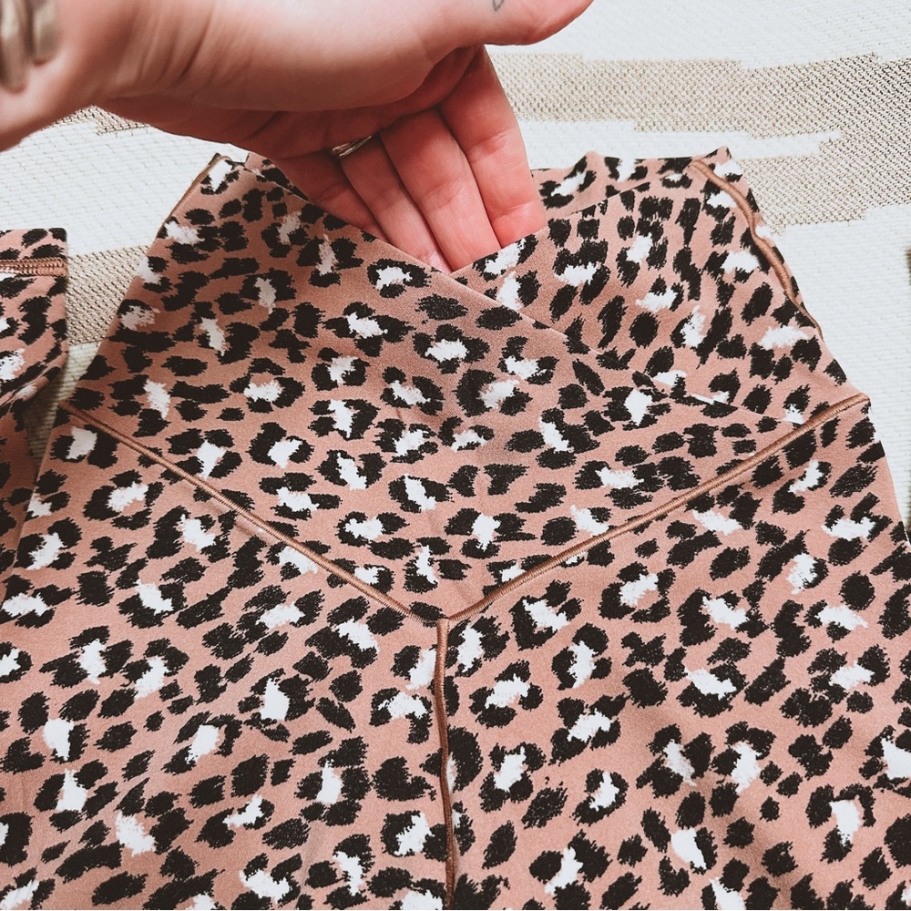 Aerie leopard v cross front legging XS play style - Picture 5 of 8
